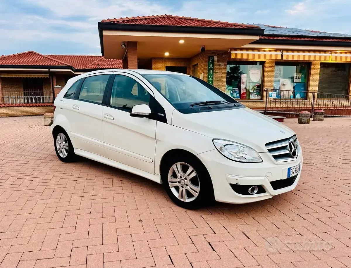 Usata Mercedes B180 116 CV (85 kW) 2011 Bianco Utilitaria