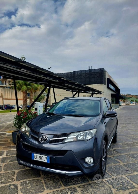 Grigio Usata 2014 Toyota RAV4 Anniversary SUV | 15.900 € - Immagine 1/3