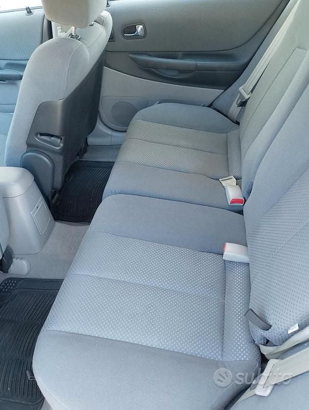 Begagnad Mazda 323F 98 HK (72 kW) 2002 Röd Sedan