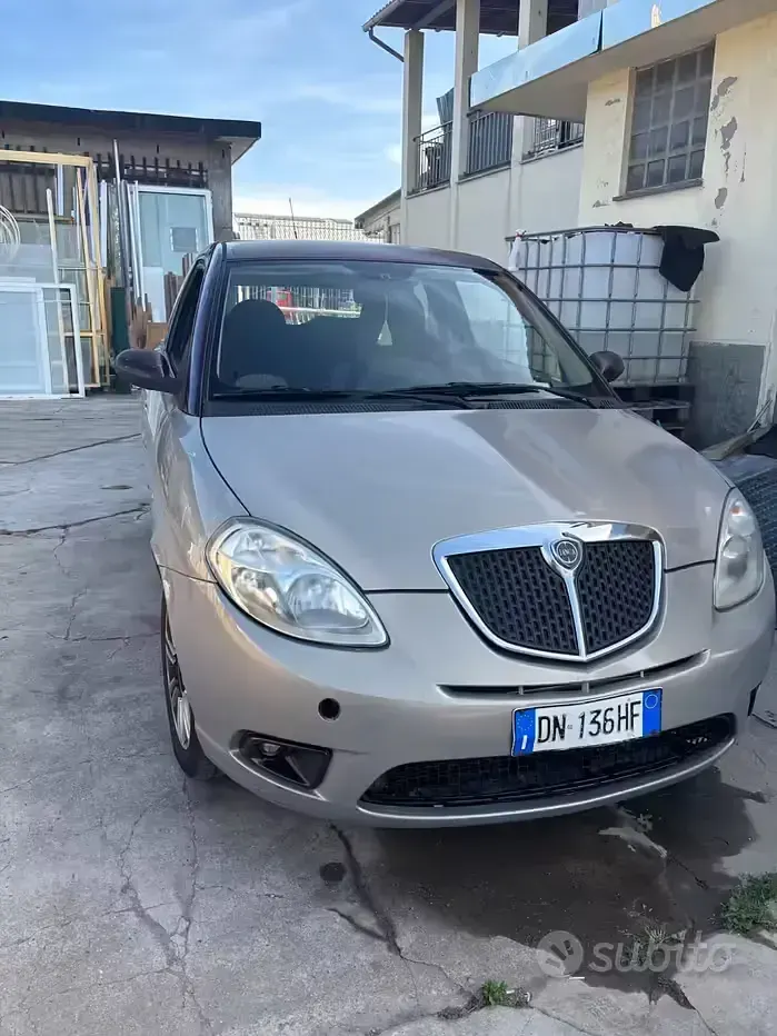 Usata Lancia Ypsilon 90 CV (66 kW) 2008 Marrone Utilitaria