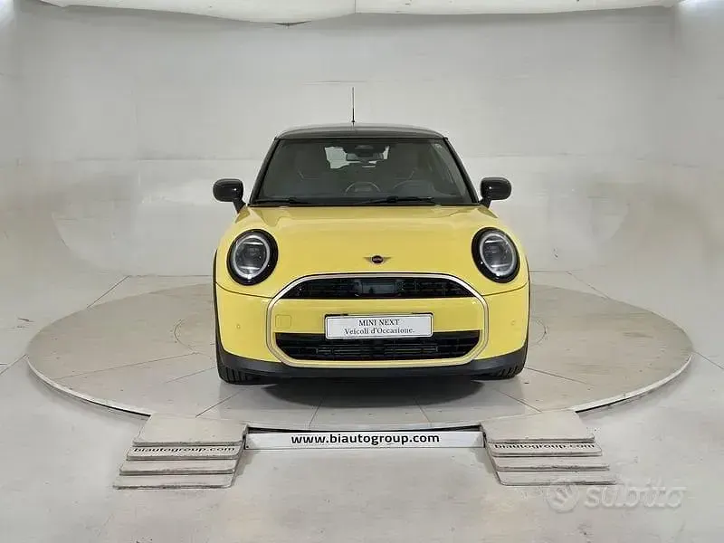 Nuova Mini Cooper Favoured 114 kW (156 CV) 2026 Giallo Utilitaria