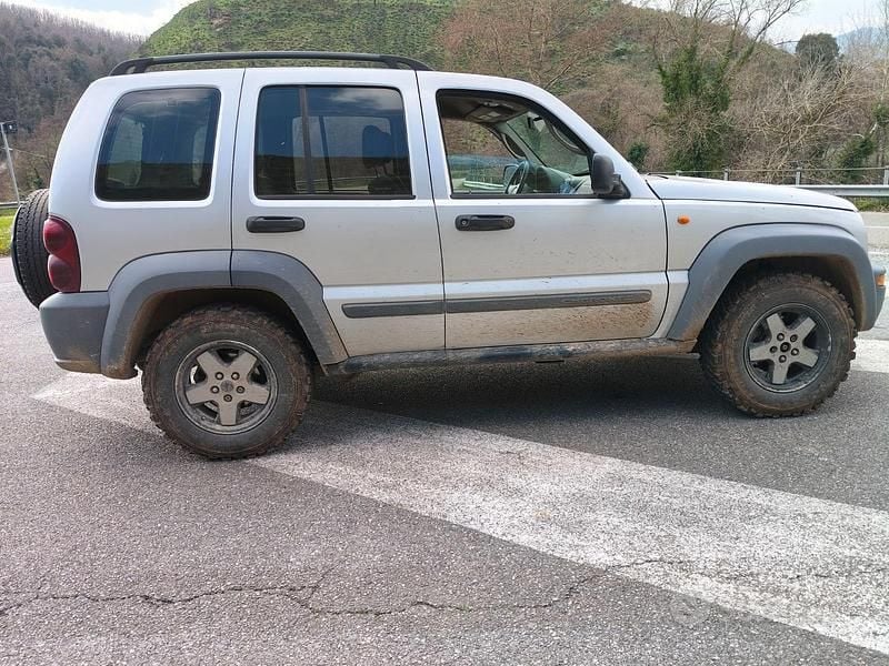 Usata Jeep Cherokee 163 CV (119 kW) 2005 SUV