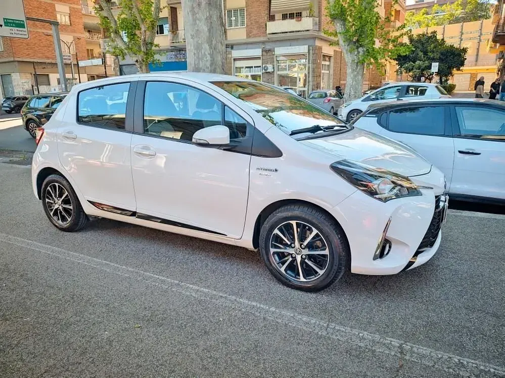 Usata Toyota Yaris Hybrid 73 CV (53 kW) 2018 Bianco Berlina
