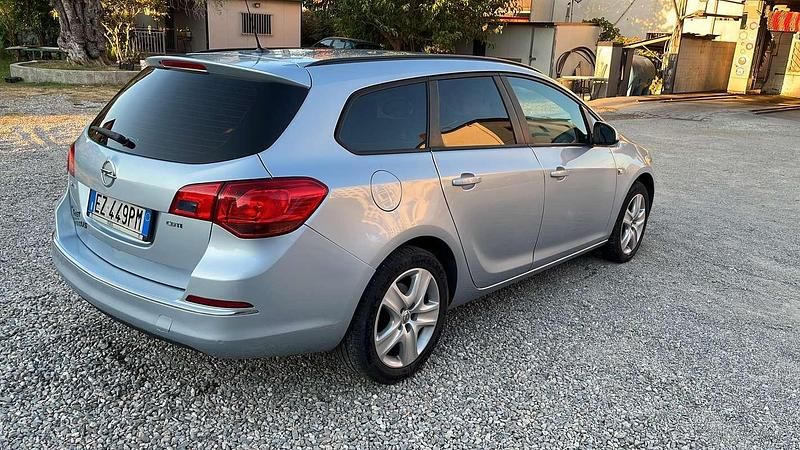 Usata 2015 Opel Astra Cosmo Station wagon | 8000 € (Molto cara) - Immagine 1/4