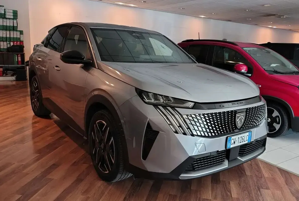 Usata Peugeot 3008 Allure 136 CV (100 kW) 2024 Grigio SUV