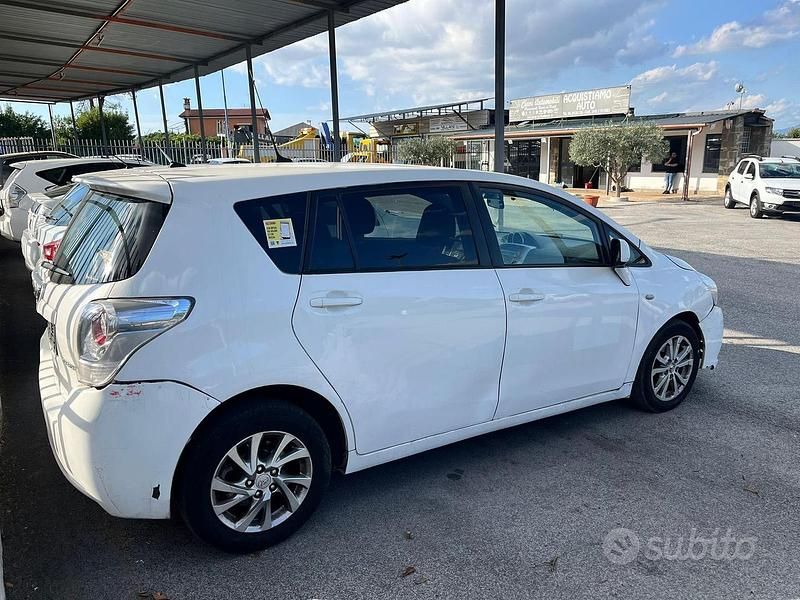 Usata Toyota Verso 126 CV (92 kW) 2012 Bianco Monovolume