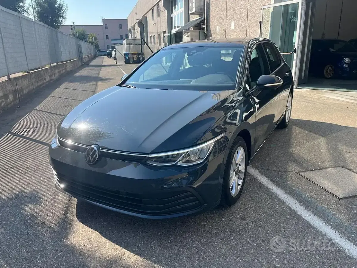 Usata VW Golf VIII Life 116 CV (85 kW) 2024 Grigio Berlina