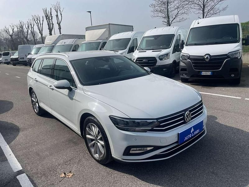 Usata VW Passat Executive 150 CV (110 kW) 2021 Bianco Station wagon