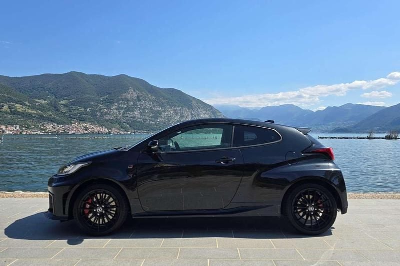 Usata Toyota Yaris 280 CV (205 kW) 2024 Nero Berlina