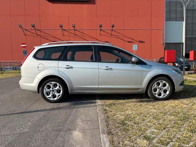 Usata Ford Focus 101 CV (74 kW) 2011 Grigio Station wagon