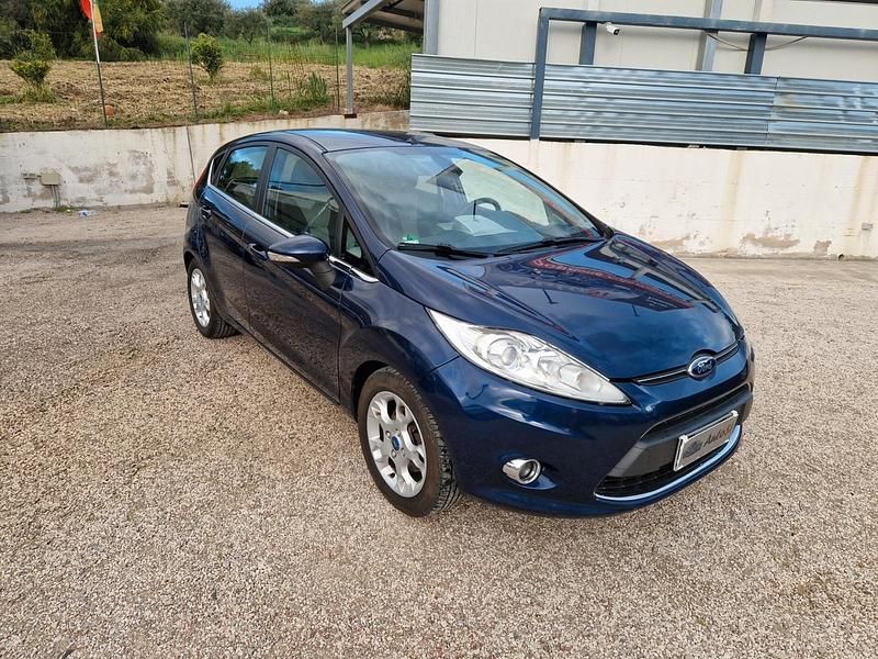Usata Ford Fiesta 95 CV (69 kW) 2012 Blu Utilitaria
