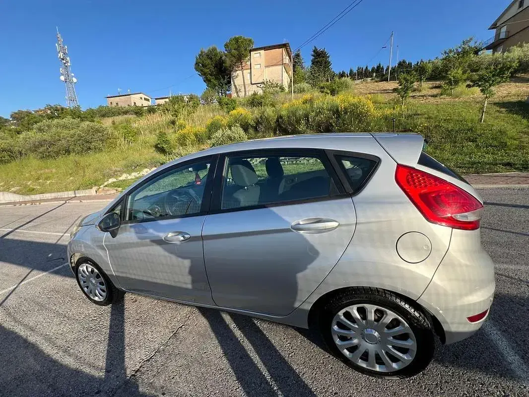 Usata Ford Fiesta 92 CV (67 kW) 2011 Argento Berlina