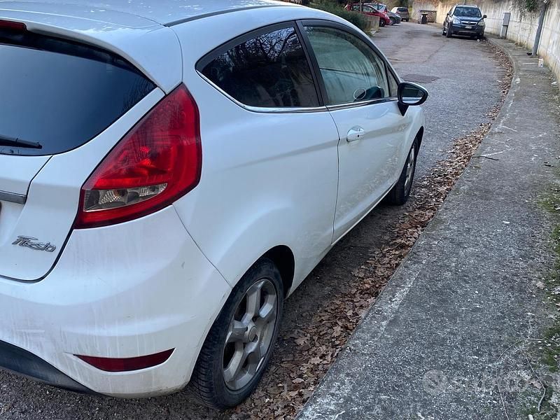 Second-hand Ford Fiesta 80 CP (58 kW) 2010 Alb Hatchback
