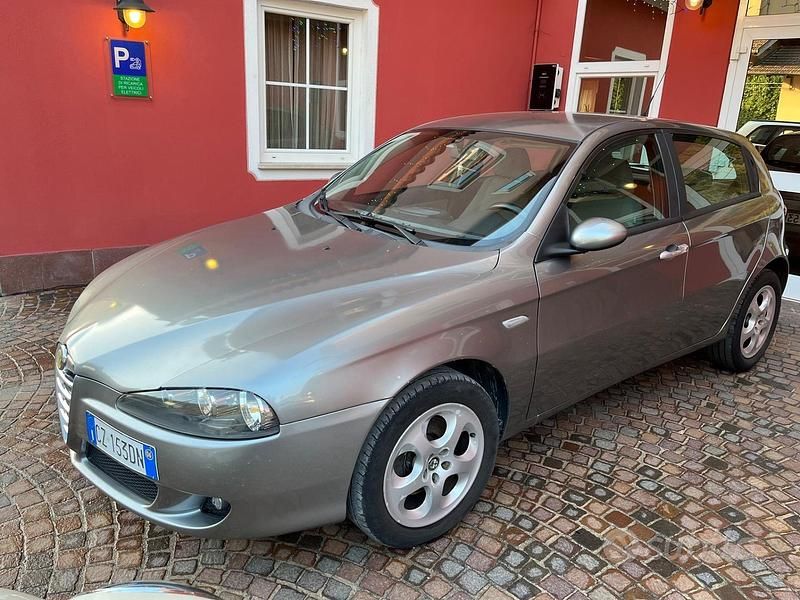 Usata Alfa Romeo 147 119 CV (87 kW) 2006 Grigio Utilitaria