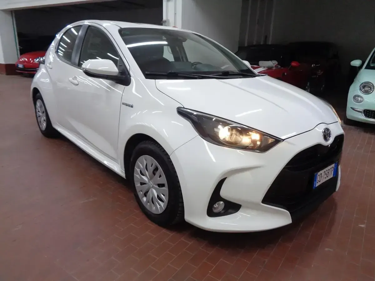Usata Toyota Yaris Hybrid Business Edition 92 CV (67 kW) 2020 Bianco Berlina