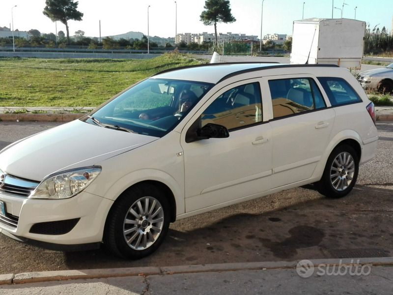 Bianco Usata 2009 Opel Astra Station wagon | 1750 € (Ottimo prezzo) - Immagine 1/4