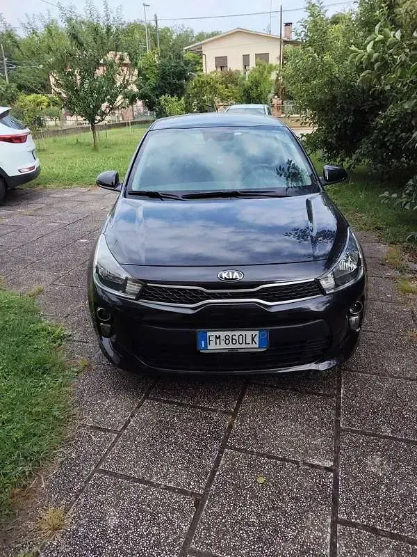 Usata Kia Rio 82 CV (60 kW) 2018 Nero Berlina
