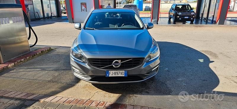 Usata Volvo V60 120 CV (88 kW) 2017 Grigio Station wagon