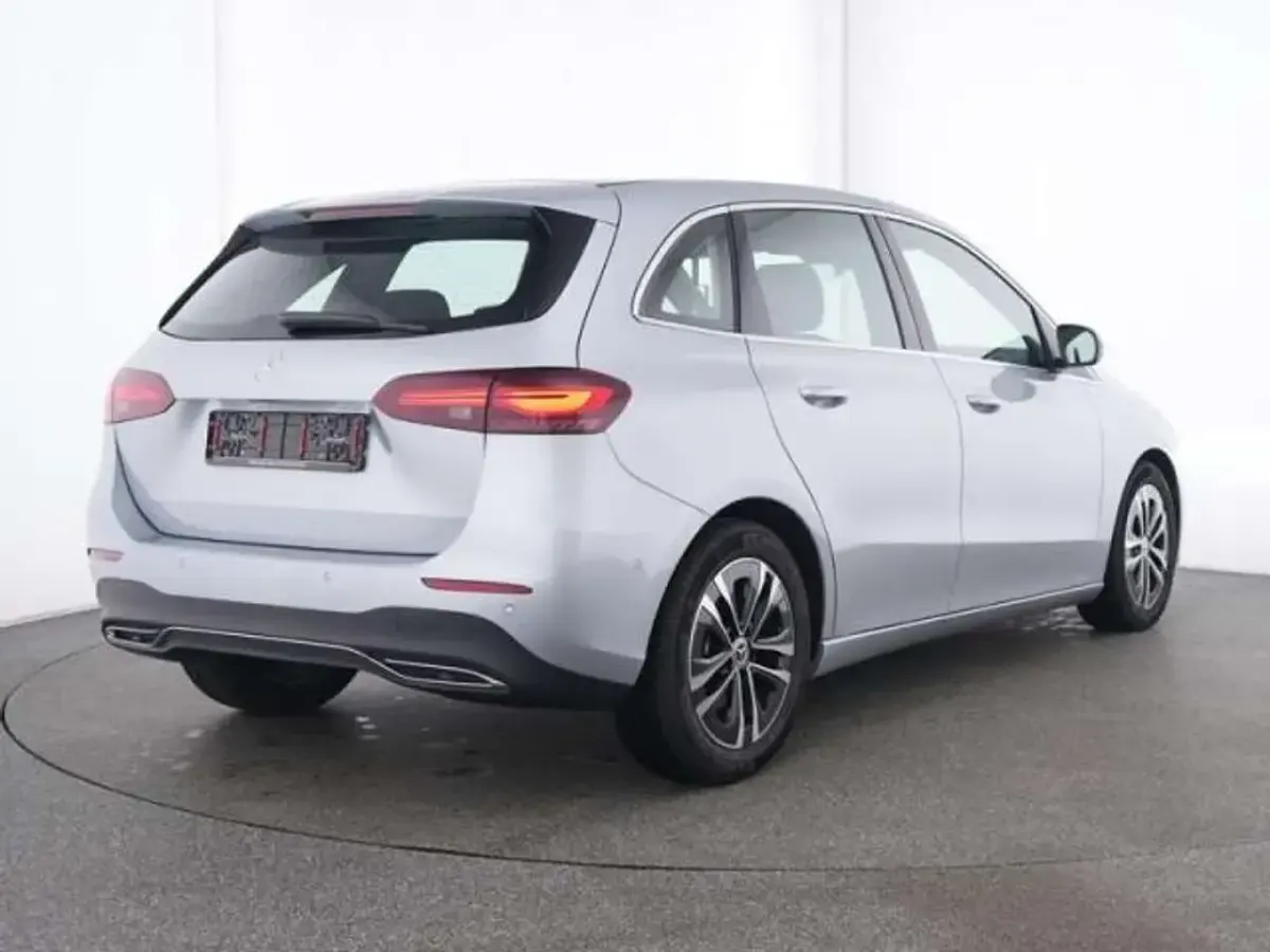 Usata Mercedes B200 163 CV (119 kW) 2025 Argento Utilitaria