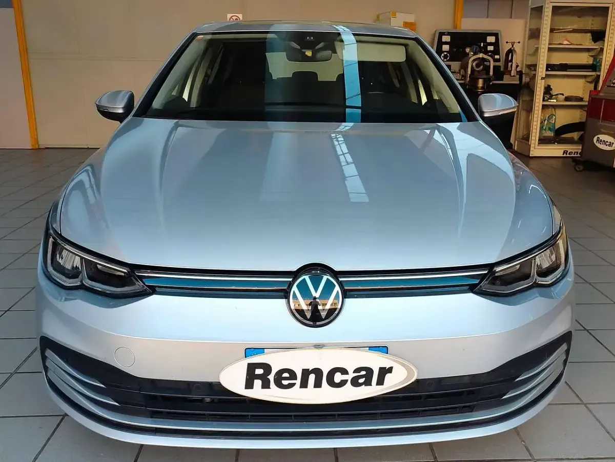 Usata VW Golf VIII Life 116 CV (85 kW) 2021 Argento Berlina