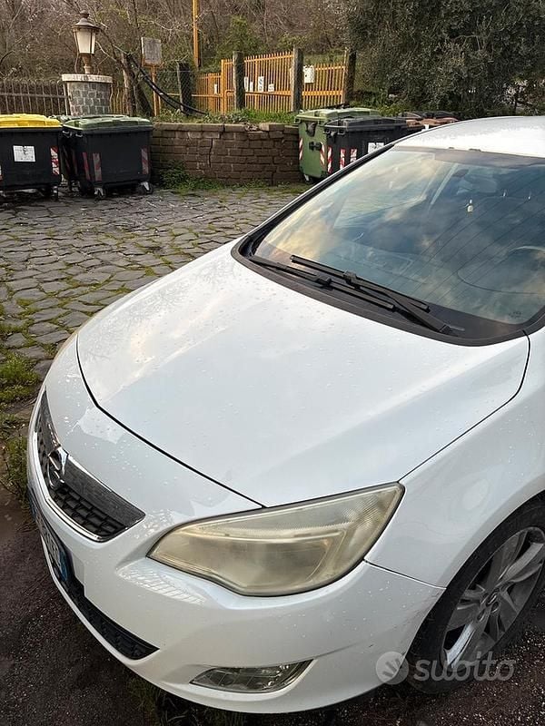 Usata Opel Astra 110 CV (80 kW) 2012 Bianco Berlina