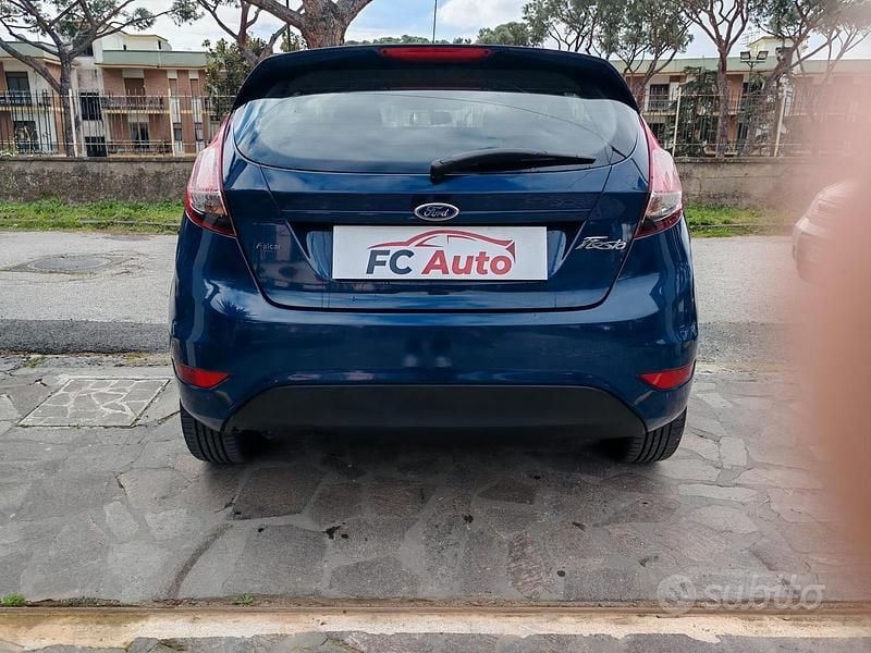 Usata Ford Fiesta 96 CV (70 kW) 2013 Blu Utilitaria