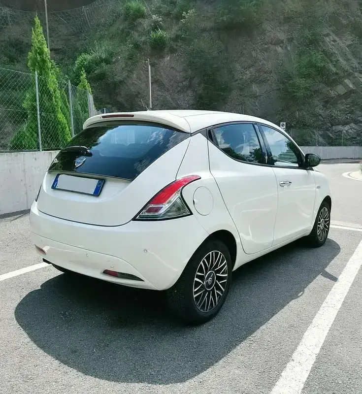 Usata Lancia Ypsilon Gold 69 CV (50 kW) 2017 Bianco Utilitaria