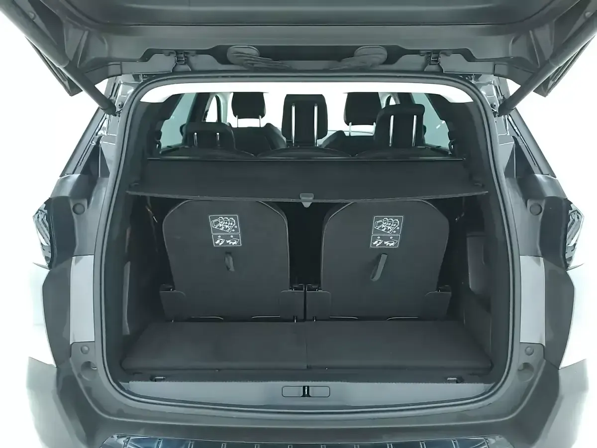 Usata Peugeot 5008 Allure 131 CV (96 kW) 2022 Grigiogrigio SUV