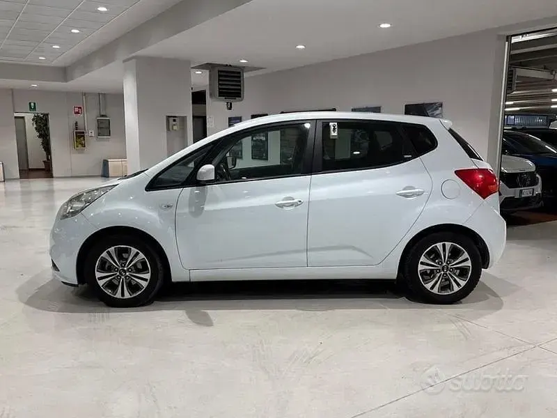 Usata Kia Venga 90 CV (66 kW) 2016 Bianco Utilitaria