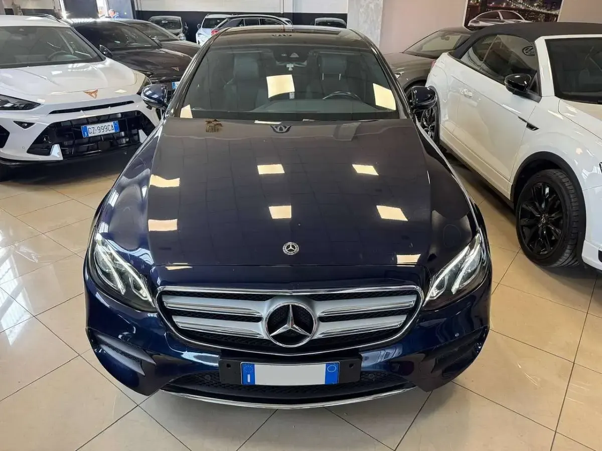 Usata Mercedes E300 306 CV (225 kW) 2019 Blu/azzurro Berlina
