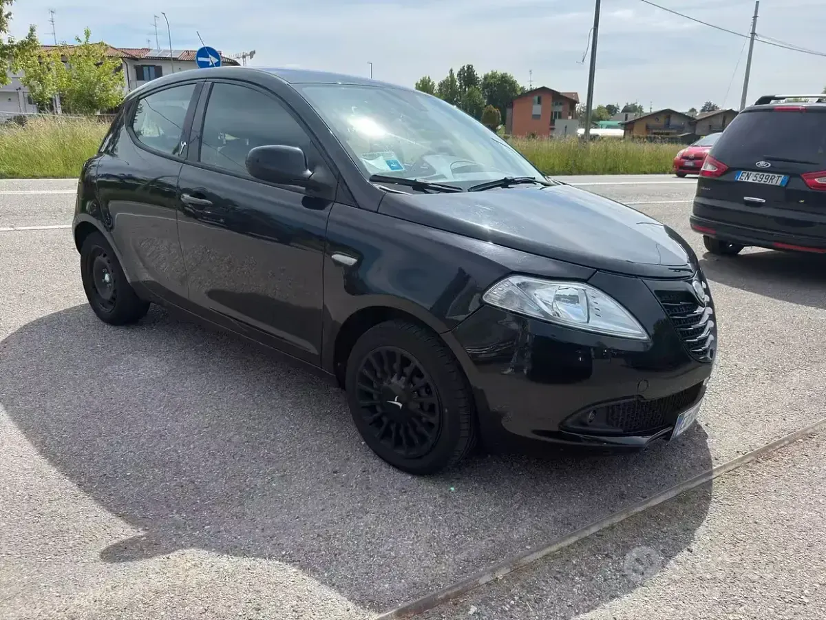 Usata Lancia Ypsilon 69 CV (50 kW) 2015 Nero Utilitaria