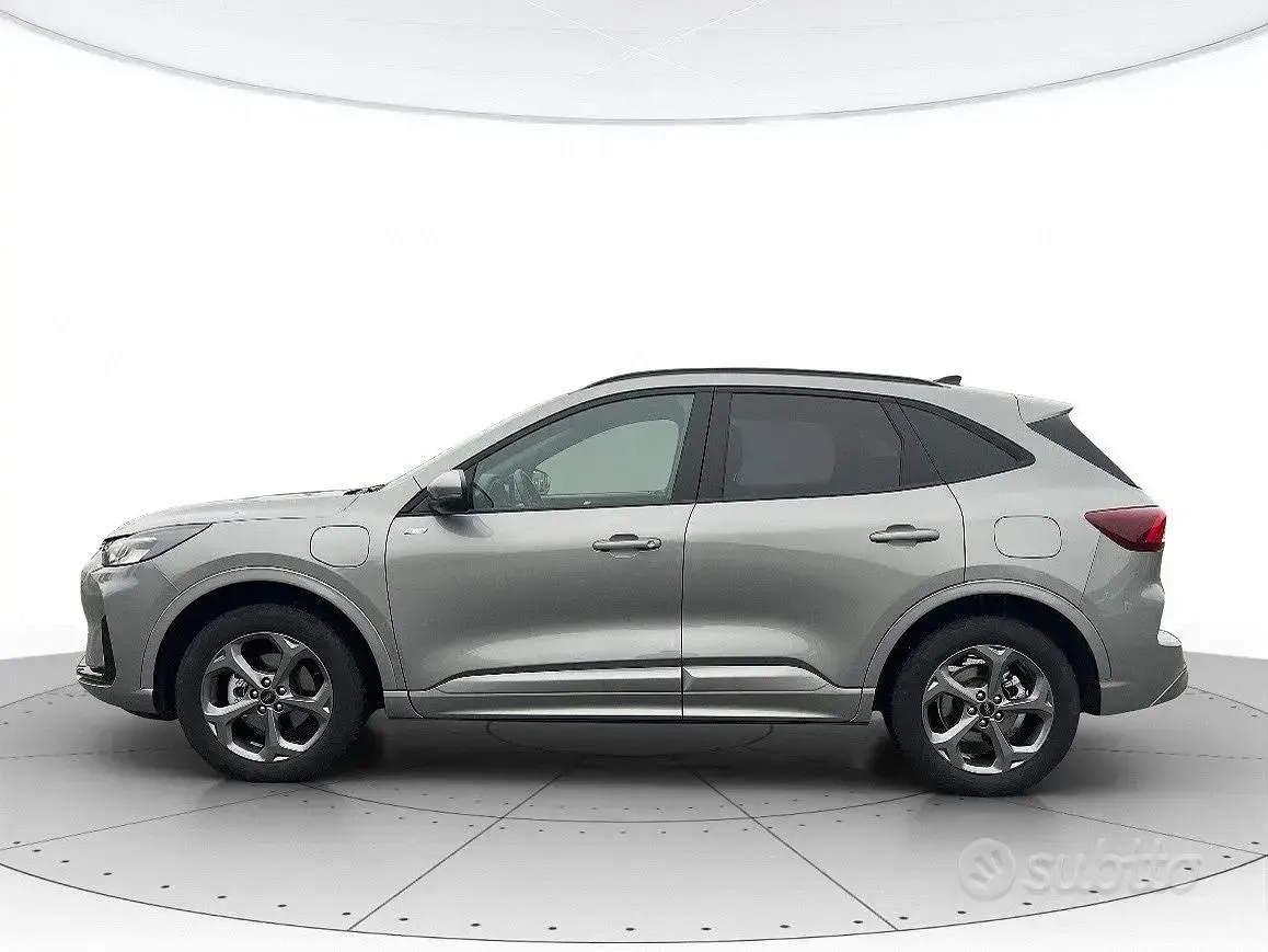 Usata Ford Kuga ST-Line 151 CV (111 kW) 2024 Grigio daytona SUV