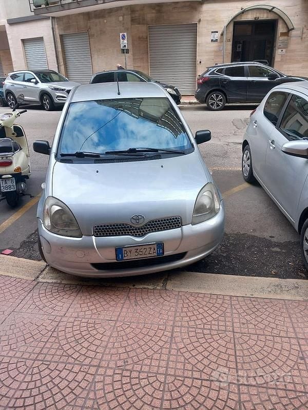 Usata Toyota Yaris 68 CV (50 kW) 2002 Grigio Berlina