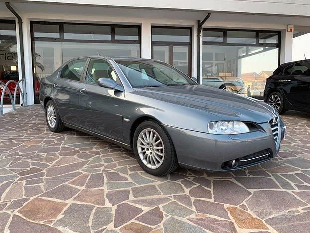 Usata Alfa Romeo 166 66 CV (48 kW) 2004 Grigio Berlina