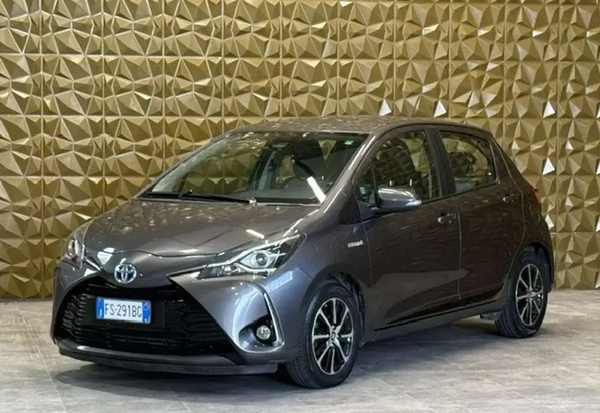 Usata Toyota Yaris Hybrid Cool 73 CV (53 kW) 2018 Grigio Berlina