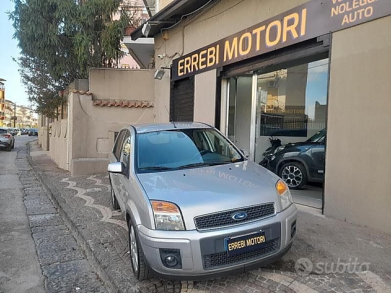 Usata Ford Fusion 68 CV (50 kW) 2007 Grigio Utilitaria