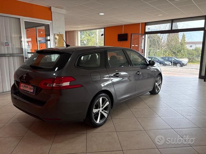 Usado Peugeot 308 Allure 120 CV (88 kW) 2018 Gris Familiar