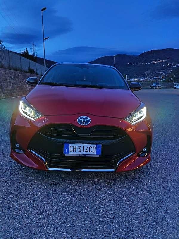 Usata Toyota Yaris Hybrid 116 CV (85 kW) 2021 Rosso Utilitaria