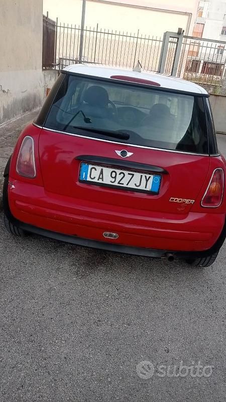 Begagnad Mini ONE 90 HK (66 kW) 2002 Röd Halvkombi