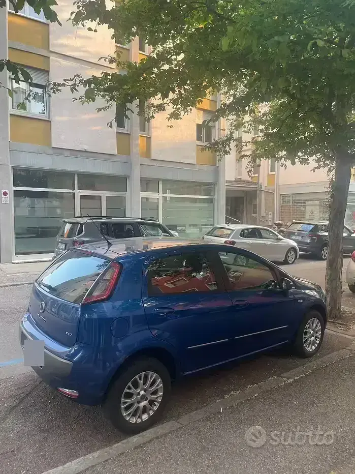 Usata Fiat Punto 99 CV (72 kW) 2010 Blu Utilitaria