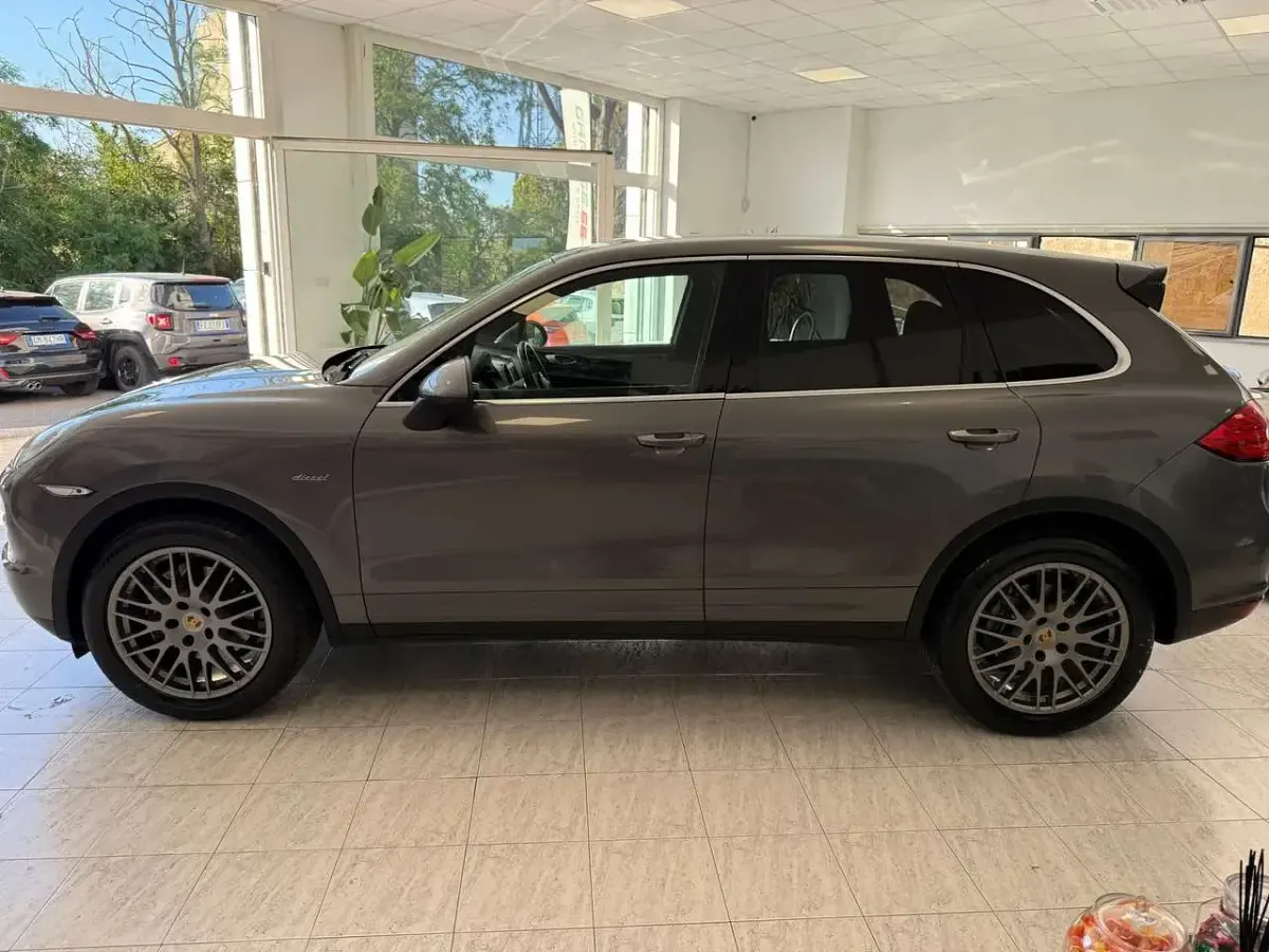 Usata Porsche Cayenne 245 CV (180 kW) 2013 Grigio metallizzato SUV
