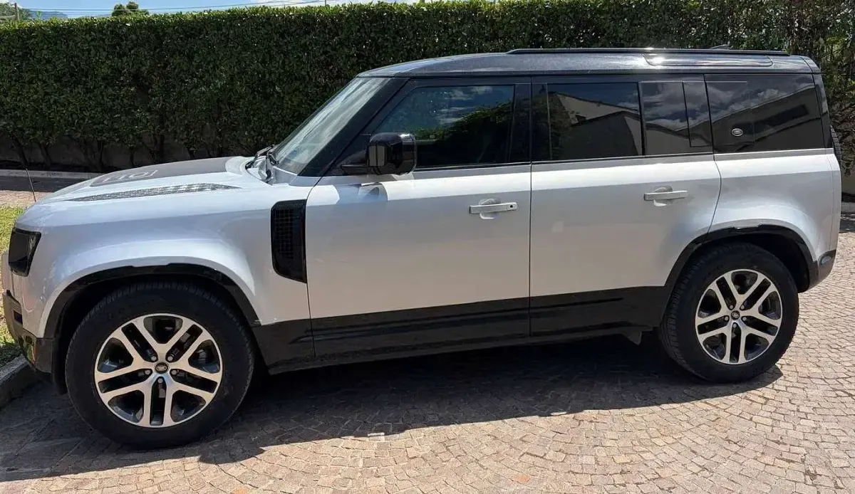 Usata Land Rover Defender SE Dynamic 249 CV (183 kW) 2022 Argento SUV