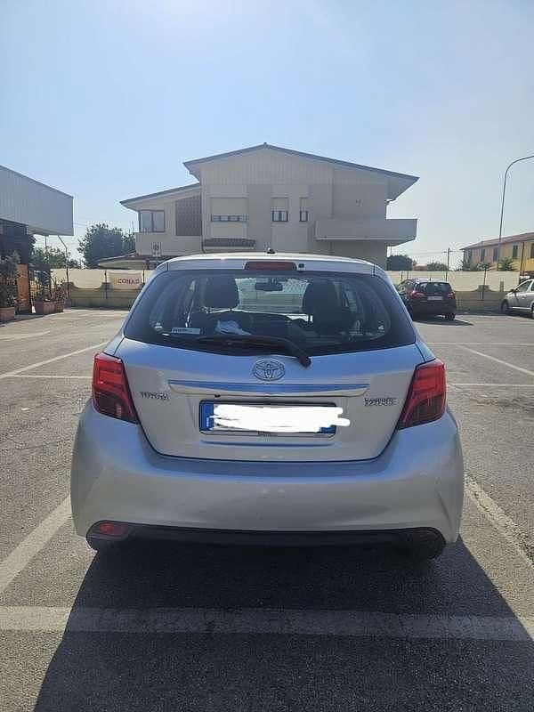 Usata Toyota Yaris Lounge 90 CV (66 kW) 2014 Argento Utilitaria