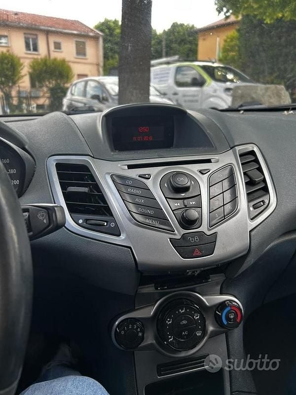 Second-hand Ford Fiesta 97 CP (71 kW) 2010 Negru Berlinǎ