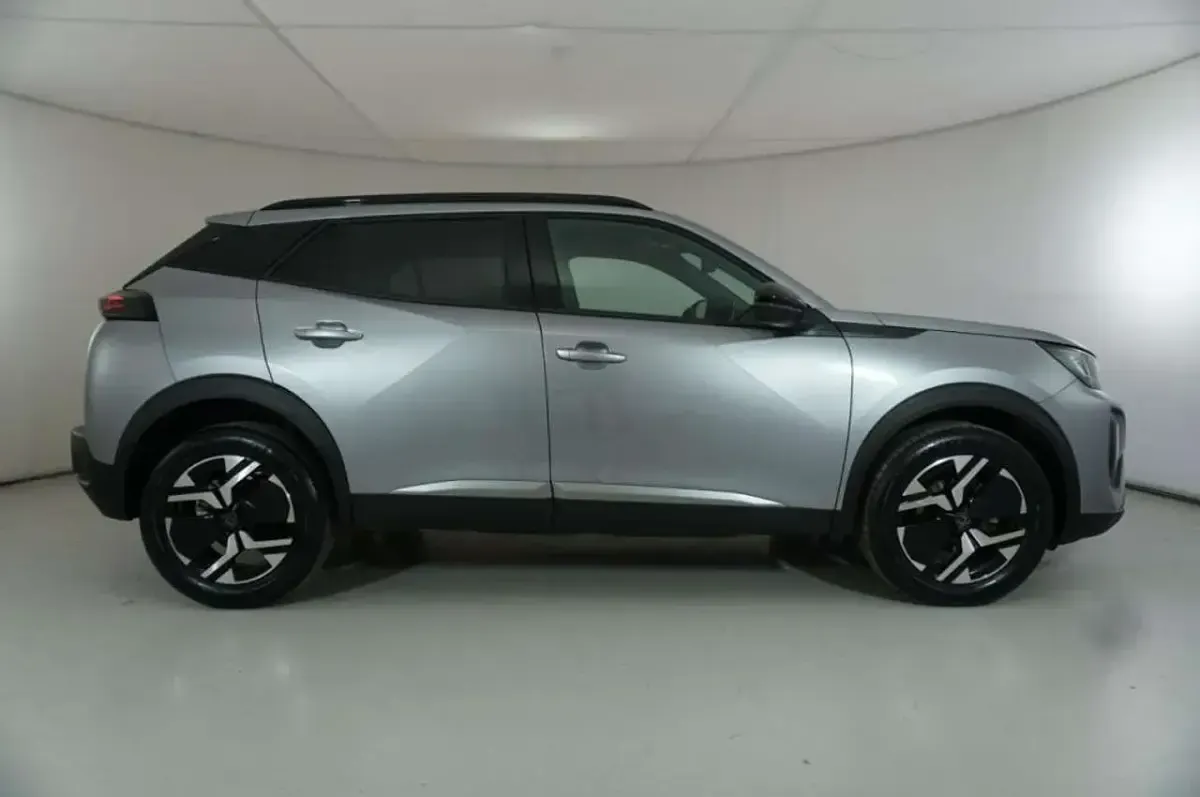 Usata Peugeot 2008 Allure 101 CV (74 kW) 2025 Argento SUV
