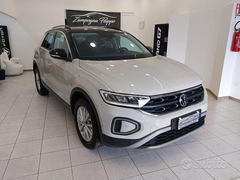 Usata VW T-Roc Life 110 CV (80 kW) 2022 Beige SUV