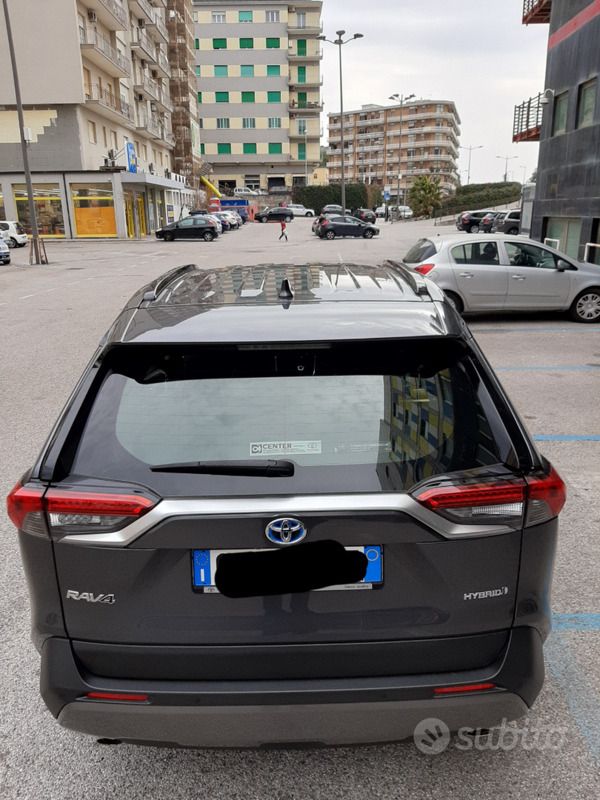 Usata Toyota RAV4 Hybrid Active 178 CV (130 kW) 2021 Grigio SUV