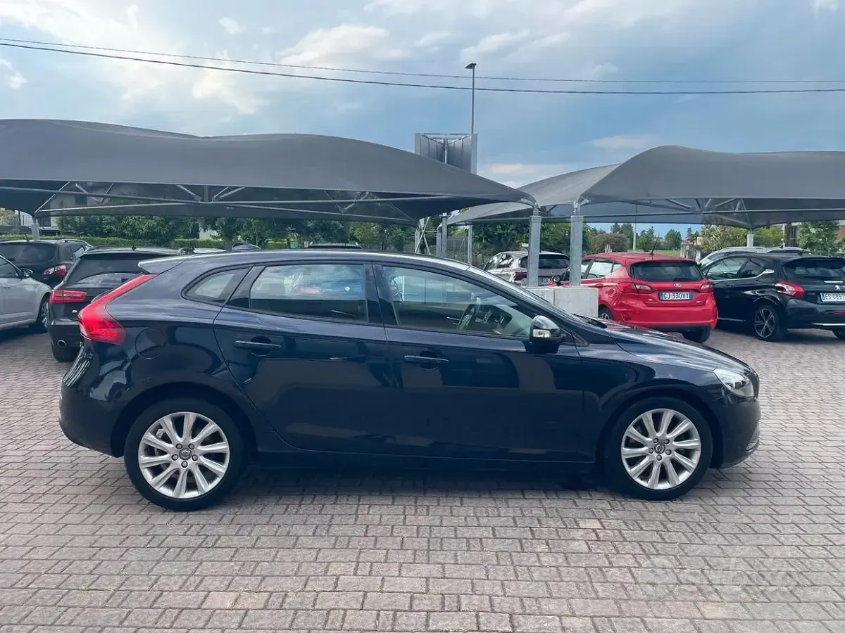 Usata Volvo V40 Kinetic 120 CV (88 kW) 2016 Blu Berlina