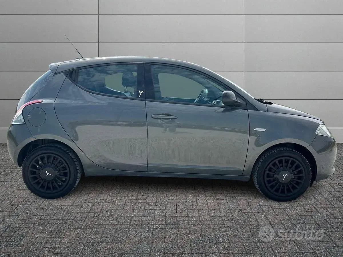Usata Lancia Ypsilon 69 CV (50 kW) 2015 Grigio Utilitaria