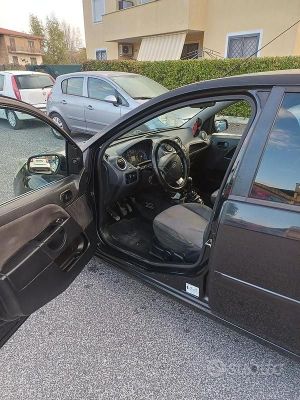 Usata Ford Fiesta Titanium 90 CV (66 kW) 2007 Nero Utilitaria